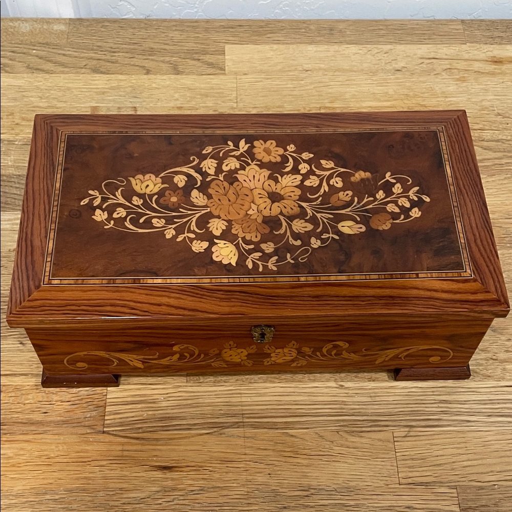 Vintage Reuge Red and Black Musical Box Label